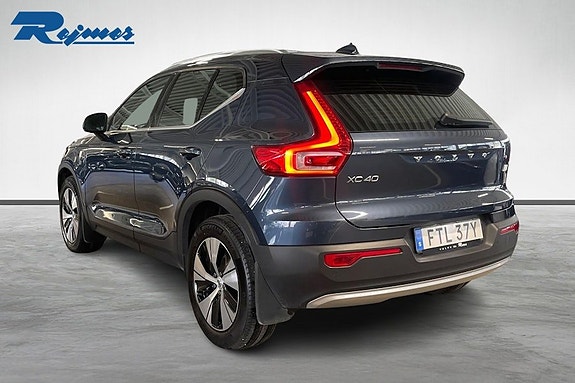 Volvo XC40 2 of 5