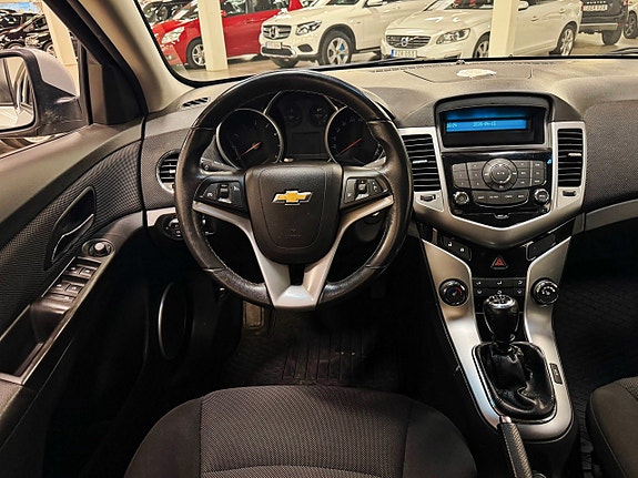 Chevrolet Cruze 2 of 5