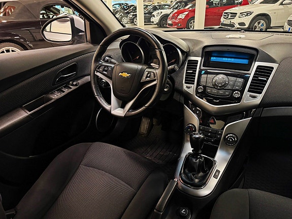 Chevrolet Cruze 3 of 5