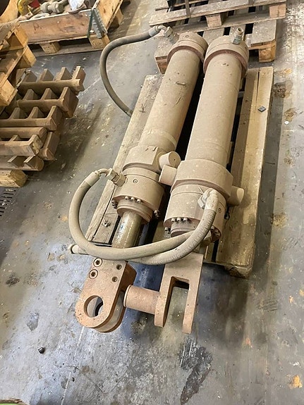 IQR har Till salu - två tippkolvar / lyftkolvar