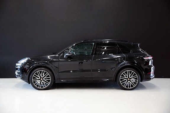 Porsche Cayenne 2 of 21