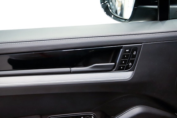 Porsche Cayenne 14 of 21