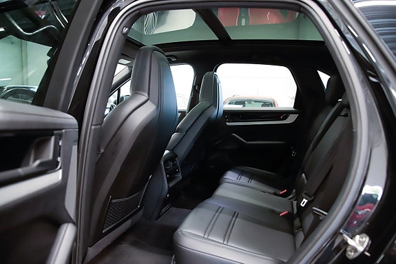 Porsche Cayenne 9 of 21