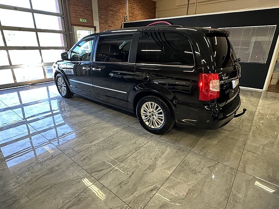Lancia Voyager 4 of 5
