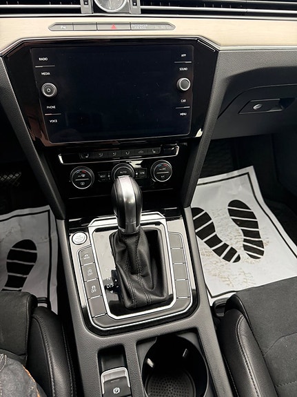 Volkswagen Passat 12 of 15