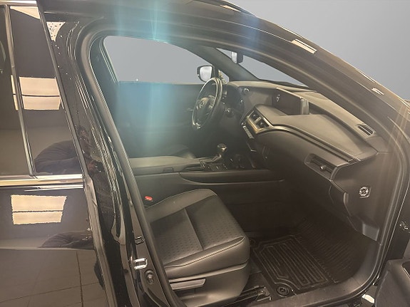 Lexus UX250h 8 of 17