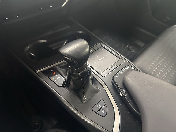 Lexus UX250h 17 of 17