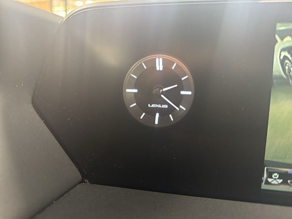 Lexus UX250h 16 of 17