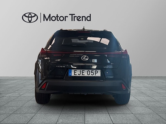 Lexus UX250h 5 of 17