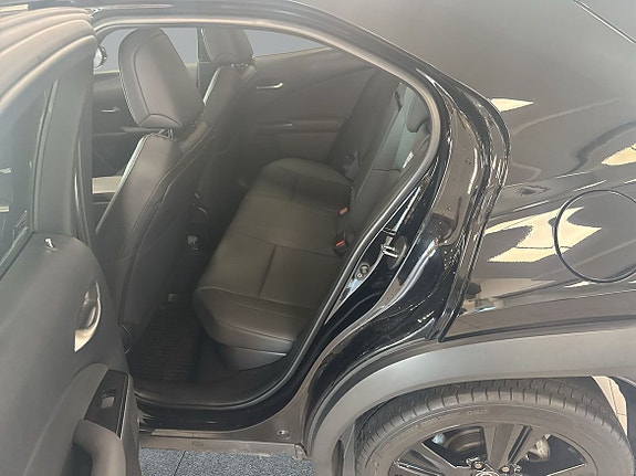 Lexus UX250h 9 of 17