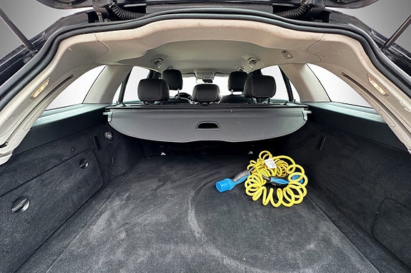 Mercedes-Benz C350 3 of 5