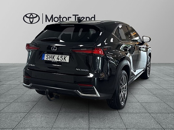 Lexus NX300h 4 of 5