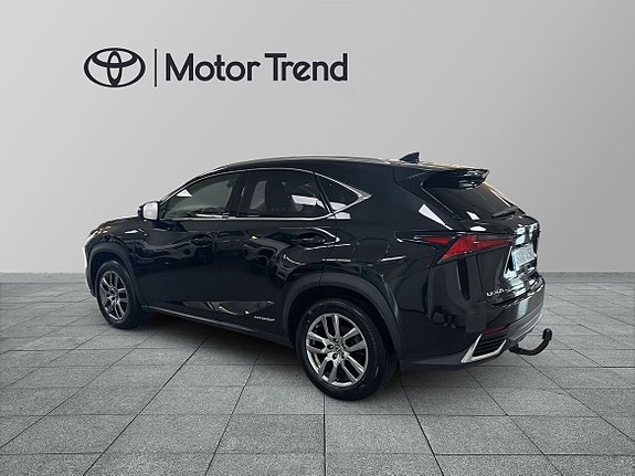 Lexus NX300h 2 of 5