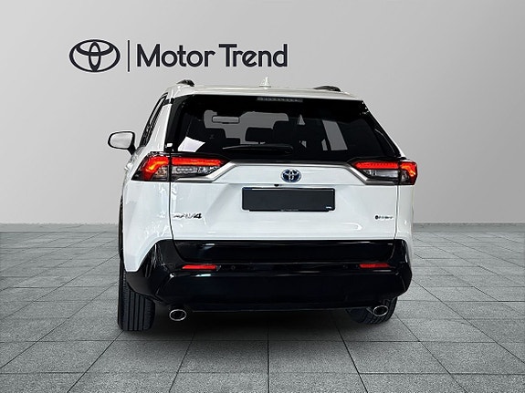 Toyota RAV4 Plug-in Hybrid 4 of 5