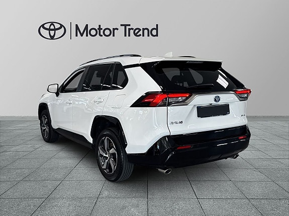 Toyota RAV4 Plug-in Hybrid 2 of 5