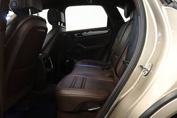 Porsche Cayenne 11 of 24