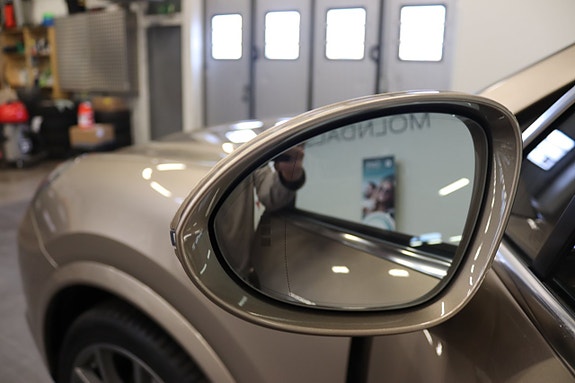 Porsche Cayenne 14 of 24