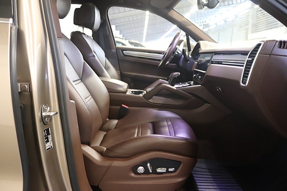 Porsche Cayenne 8 of 24