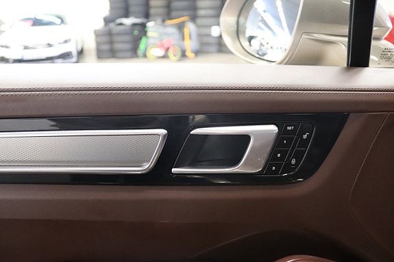 Porsche Cayenne 13 of 24