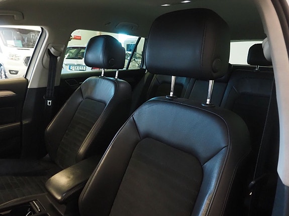 Volkswagen Passat 17 of 22