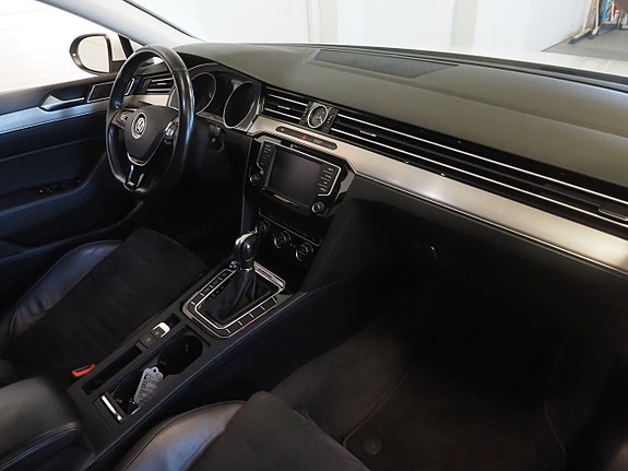 Volkswagen Passat 10 of 22