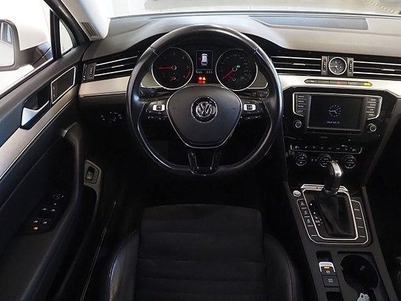 Volkswagen Passat 15 of 22
