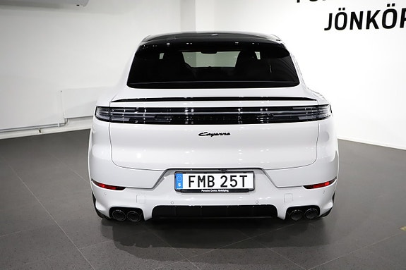 Porsche Cayenne 4 of 5