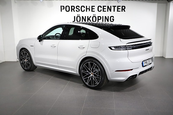 Porsche Cayenne 3 of 5