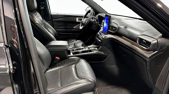 Ford Explorer 3 of 5