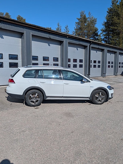 Volkswagen Golf Alltrack 2 of 5