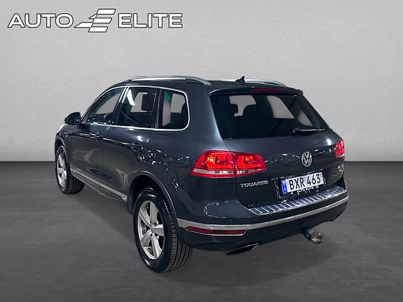Volkswagen Touareg 3 of 5