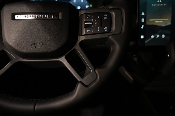 Land Rover Defender 130 17 of 28