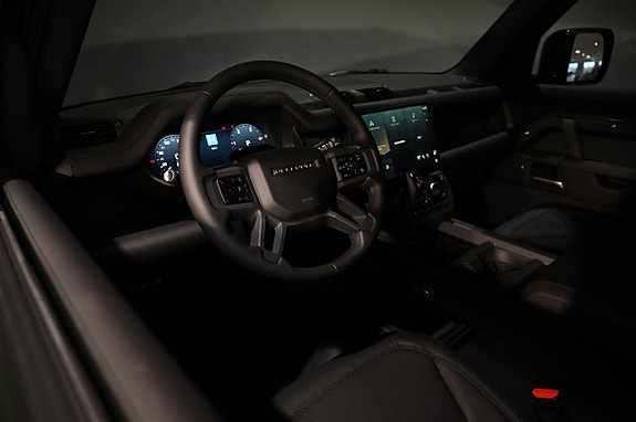Land Rover Defender 130 12 of 28