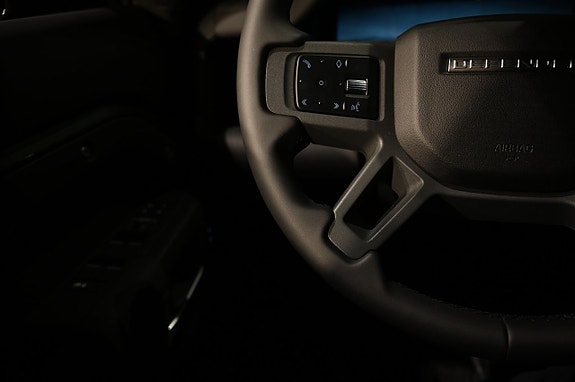 Land Rover Defender 130 16 of 28