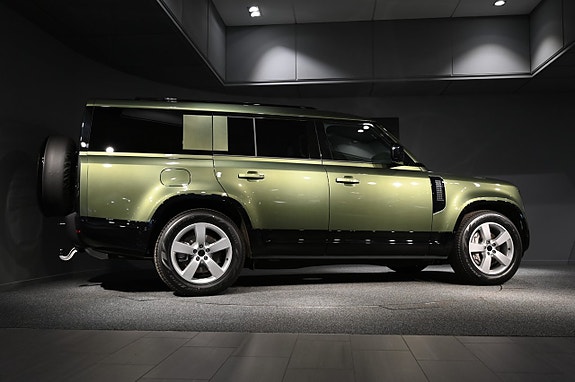 Land Rover Defender 130 7 of 28