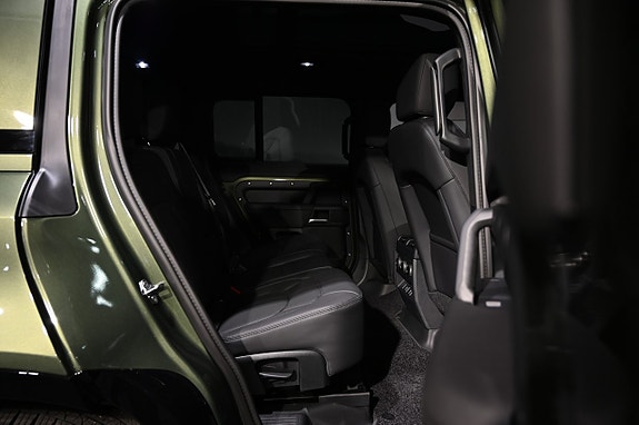 Land Rover Defender 130 14 of 28