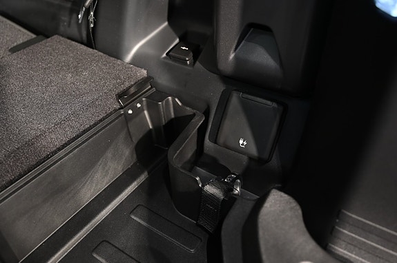 Land Rover Defender 130 21 of 28