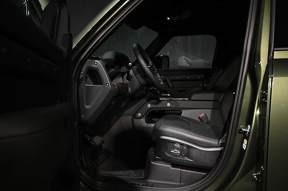 Land Rover Defender 130 11 of 28