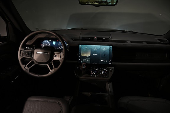 Land Rover Defender 130 15 of 28