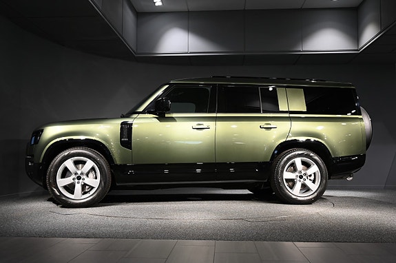 Land Rover Defender 130 3 of 5
