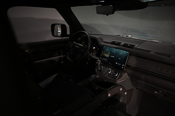 Land Rover Defender 130 13 of 28