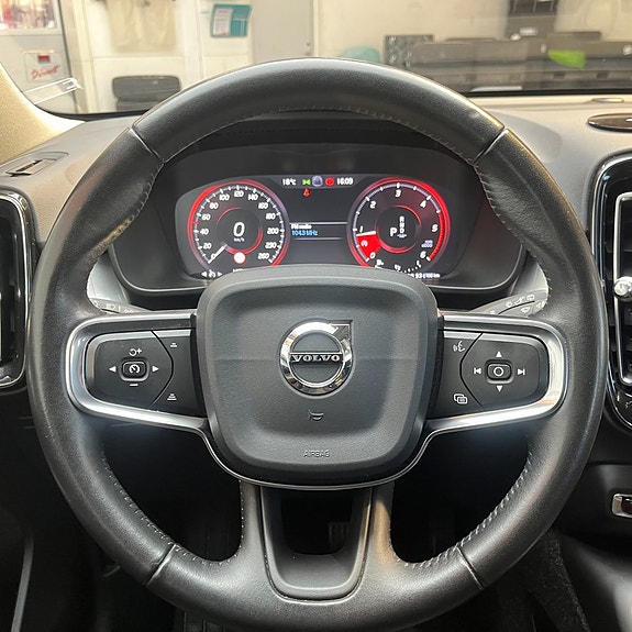 Volvo XC40 10 of 12