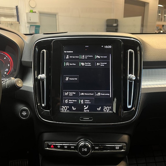 Volvo XC40 11 of 12
