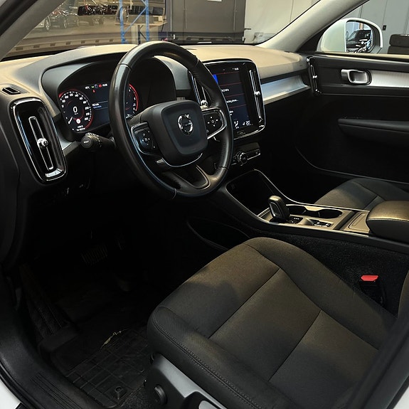 Volvo XC40 8 of 12