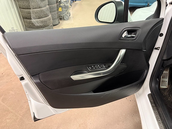 Peugeot 308 SW 11 of 17