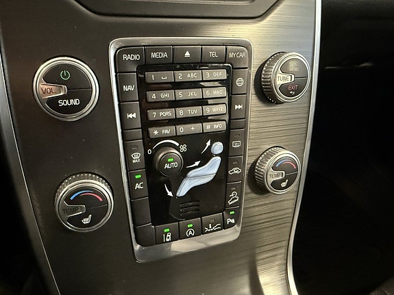 Volvo XC70 16 of 27