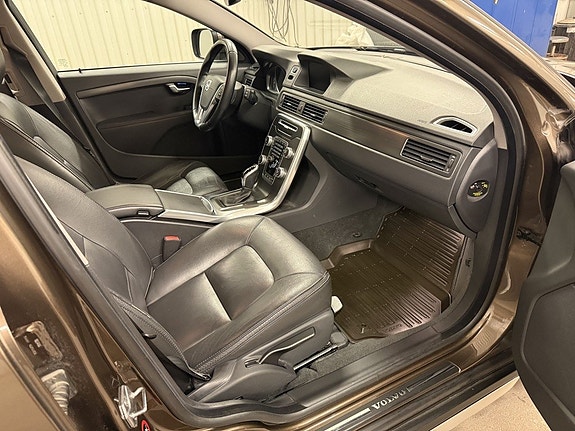 Volvo XC70 10 of 27