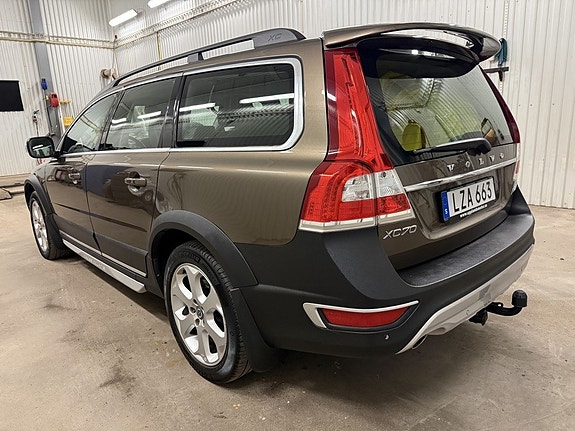 Volvo XC70 2 of 27