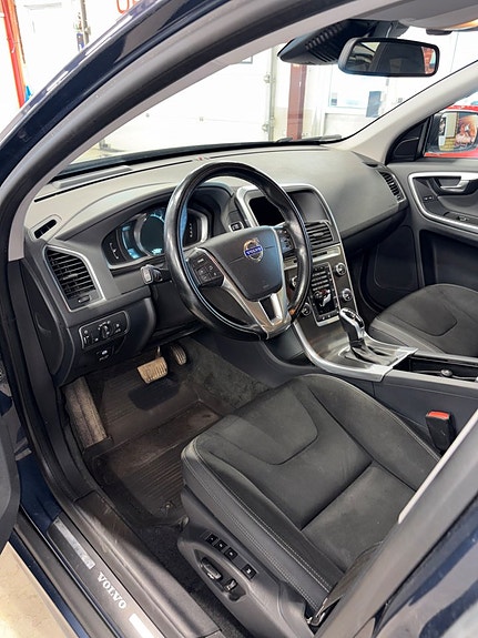 Volvo XC60 2 of 5