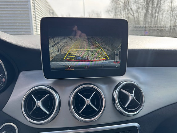 Mercedes-Benz GLA220 12 of 17